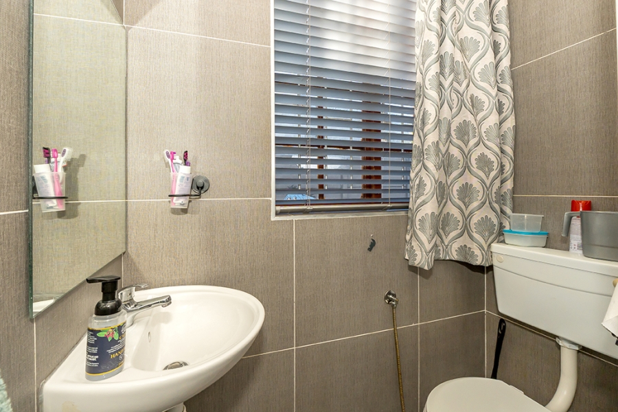 5 Bedroom Property for Sale in Wynberg Upper Western Cape